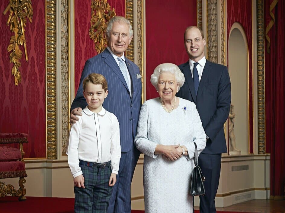 Neues Foto: Queen Elizabeth posiert mit Sohn Prinz Charles, Enkel Prinz William und Urenkel Prinz George. © picture alliance / empics