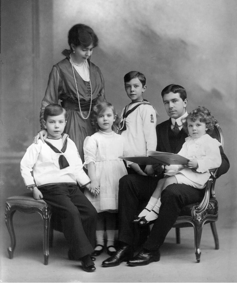 Kronprinzessin Margaret und Kronprinz Gustaf Adolf mit ihren Kindern<br />Foto: Gemeinfrei
