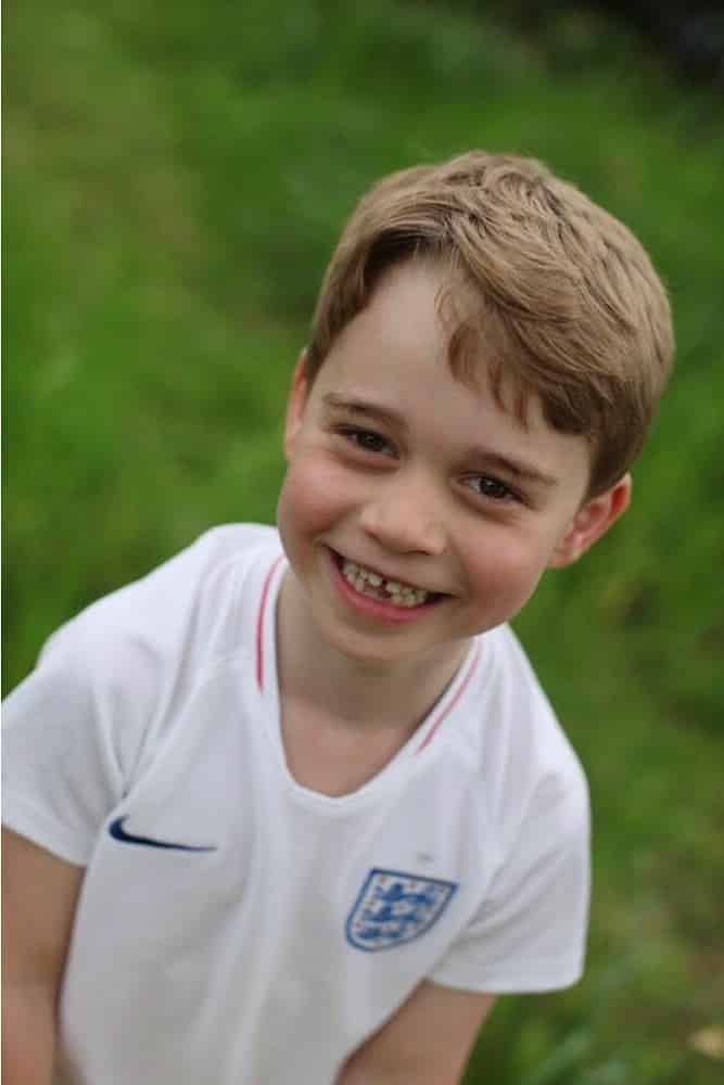 Prinz George ist ein großer Fußballfan und posiert stolz mit dem Trikot der englischen Nationalmannschaft. © Herzogin Kate, Kensington Palace