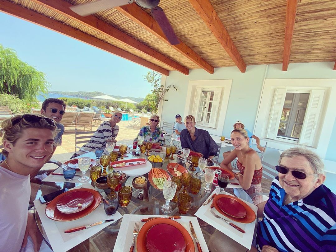 Peregrine Pearson (hinten links) verbringt sogar schon gemeinsame Zeit mit der griechischen Königsfamilie. © Pavlos Greece via Instagram