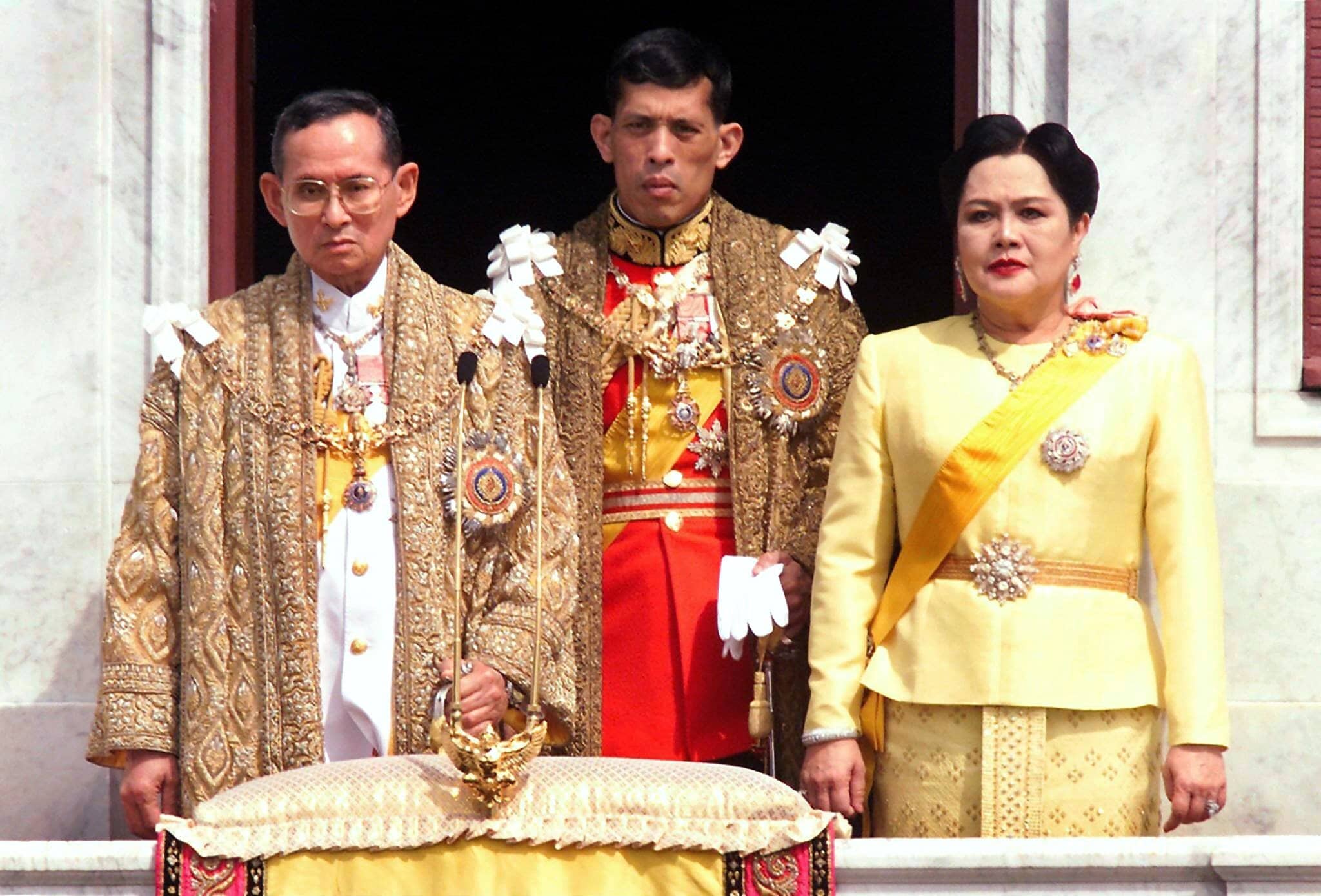Maha Vajiralongkorn mit seinen Eltern König Bhumibol und Königin Sirikit.