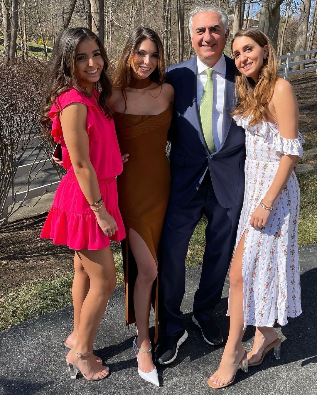 Reza Pahlavi mit seinen drei Töchtern