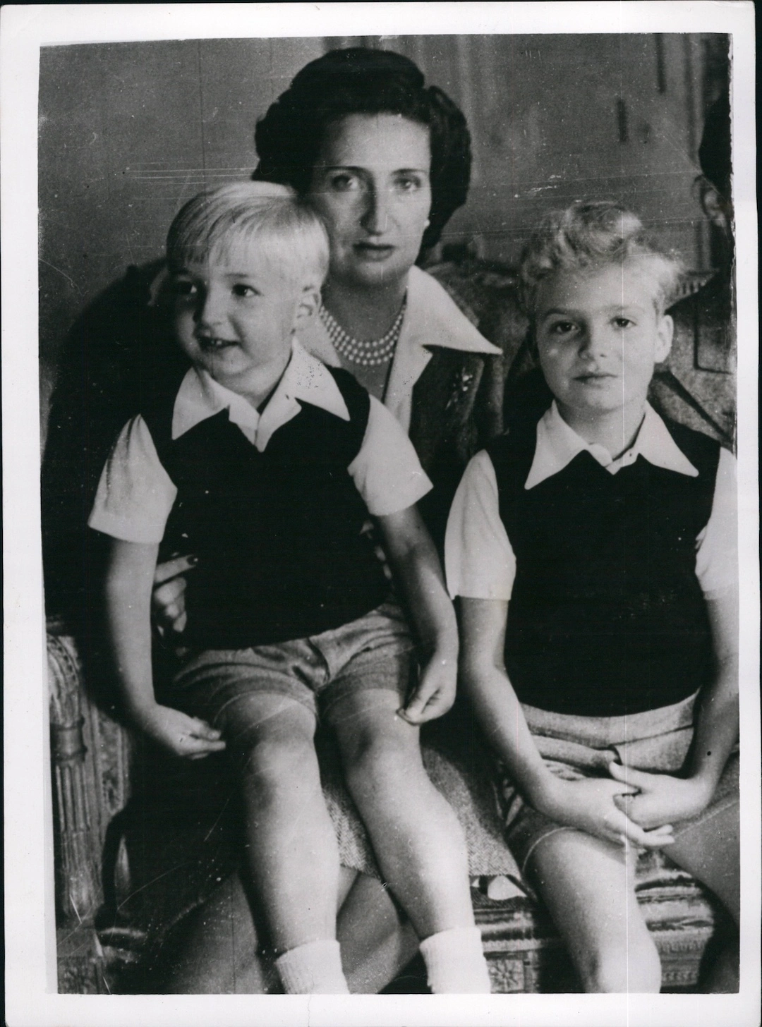 Doña María de las Mercedes de Borbón y Orléans kam mit ihren beiden Söhnen Alfonso (li.) und Juan Carlos. Sie kam nie über den Tod ihres jüngsten Kindes hinweg. Sie starb im Jahr 2000 an einem Herzinfarkt.