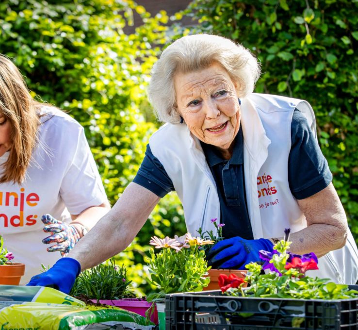 Prinzessin Beatrix packt beim Freiwilligentag „NL Doet“ mit an