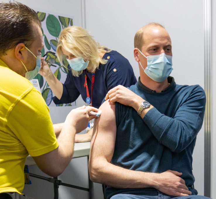 Prinz William bekommt Impfung und zeigt seinen trainierten Oberarm