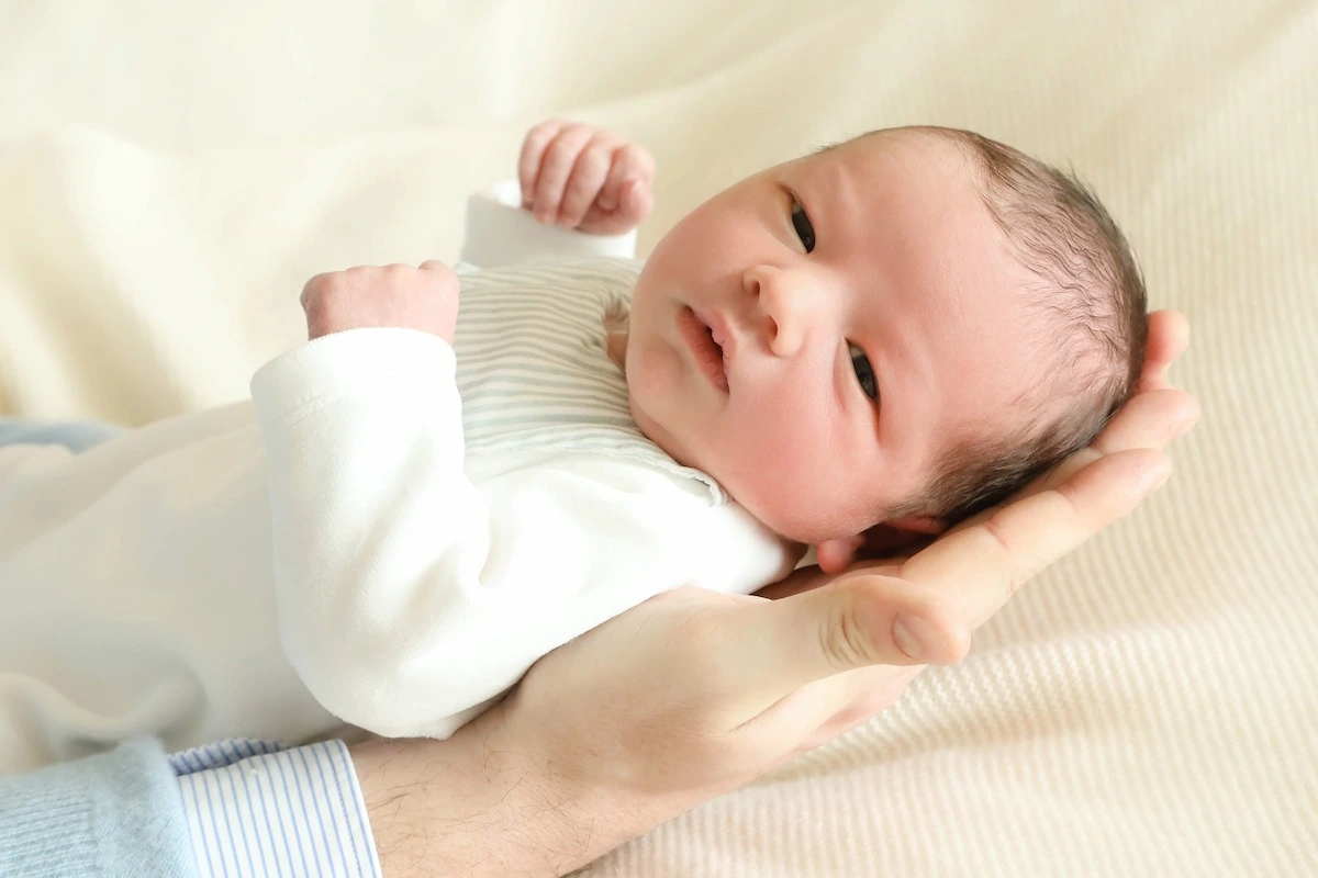 Prinz François ist erst drei Tage alt. Sein Kopf ist noch kleiner als die Hand seines Vaters