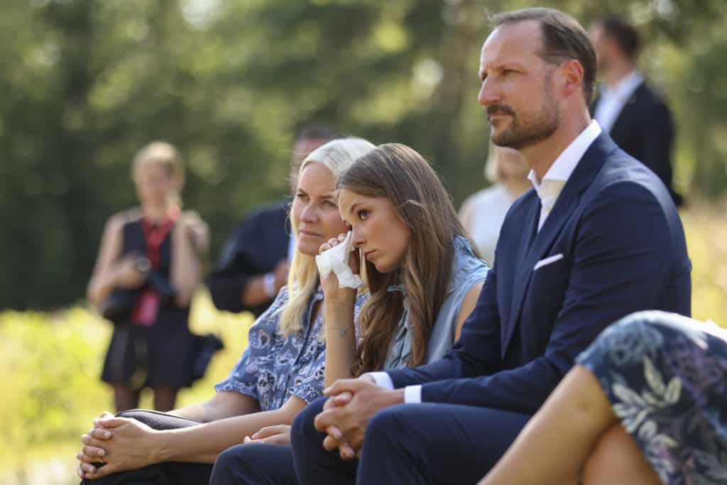 Prinzessin Ingrid Alexandra hat mit ihren Eltern eine Gedenkveranstaltung für die Terroropfer besucht. Plötzlich konnte die 17-Jährige ihre Tränen nicht mehr zurückhalten.