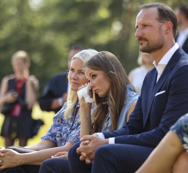 Prinzessin Ingrid Alexandra hat mit ihren Eltern eine Gedenkveranstaltung für die Terroropfer besucht. Plötzlich konnte die 17-Jährige ihre Tränen nicht mehr zurückhalten.