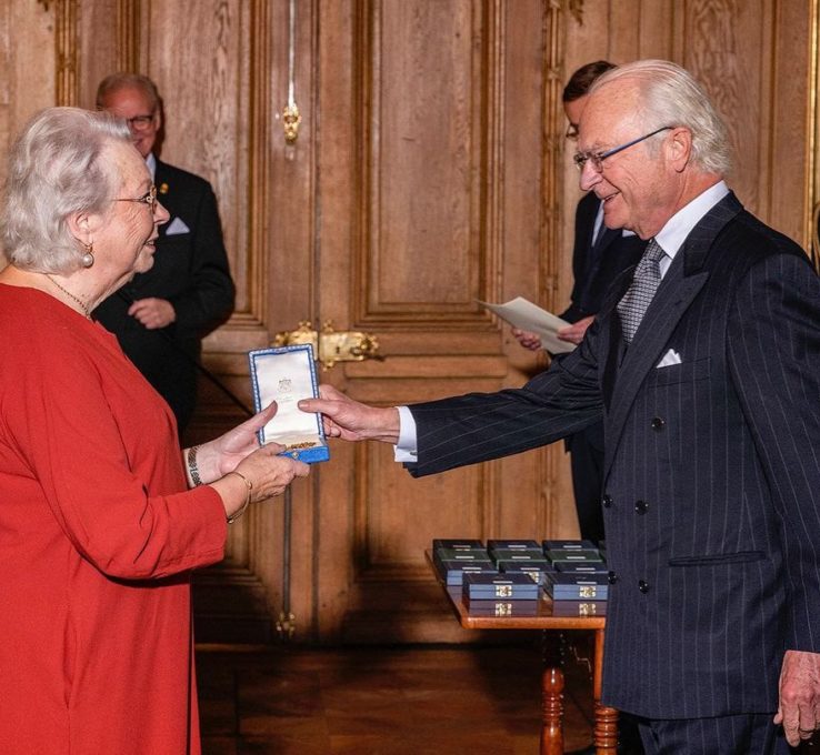 König Carl Gustaf vergibt Auszeichnung an seine Schwester