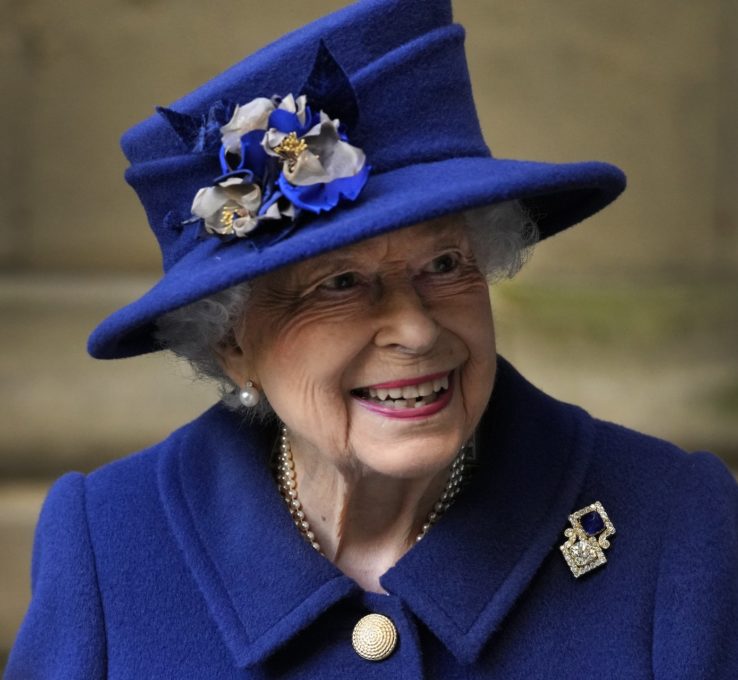 Queen Elizabeth blaues Kostüm