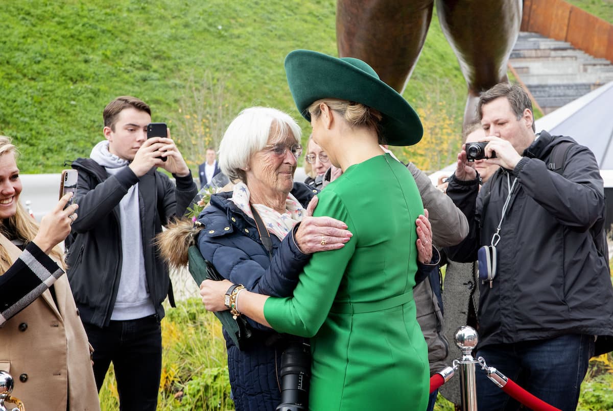 Maxima tröstet kranken Fan