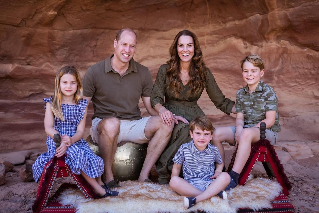Prinz William und Herzogin Kate mit ihren Kindern Prinzessin Charlotte, Prinz Louis und Prinz George (r.)