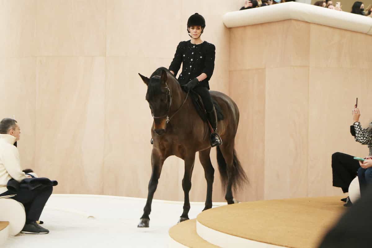 Charlotte Casiraghi Pferd Chanel Show