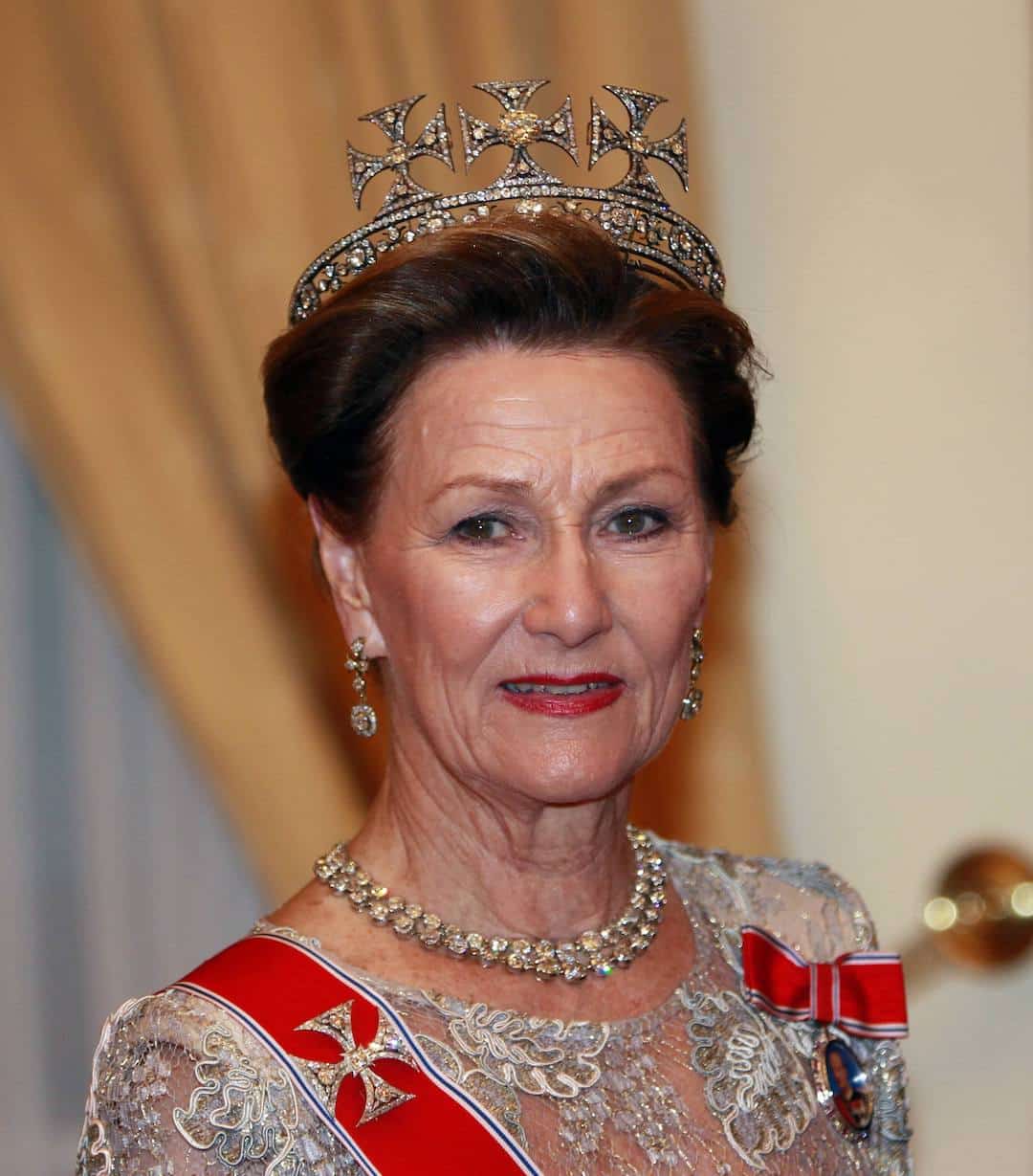 Königin Sonja zeigt hier die „Maltese Cross Circle Tiara“