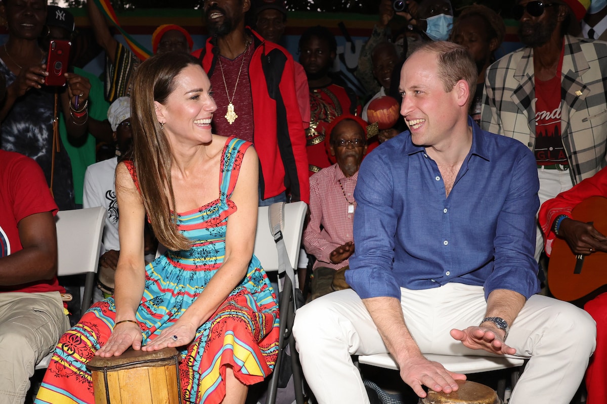 Lebensfreude, die ansteckt. Herzogin Kate und Prinz William trommeln zu Reggae-Musik. 