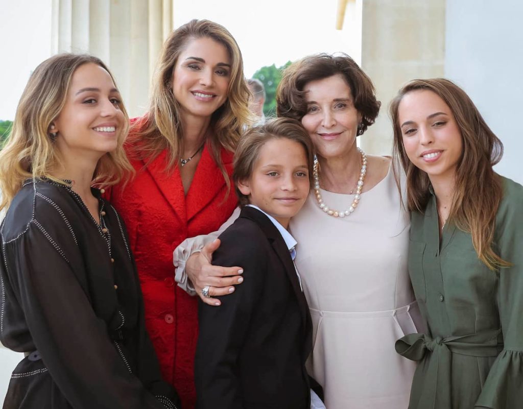 Königin Rania zeigt ihre schöne Mama