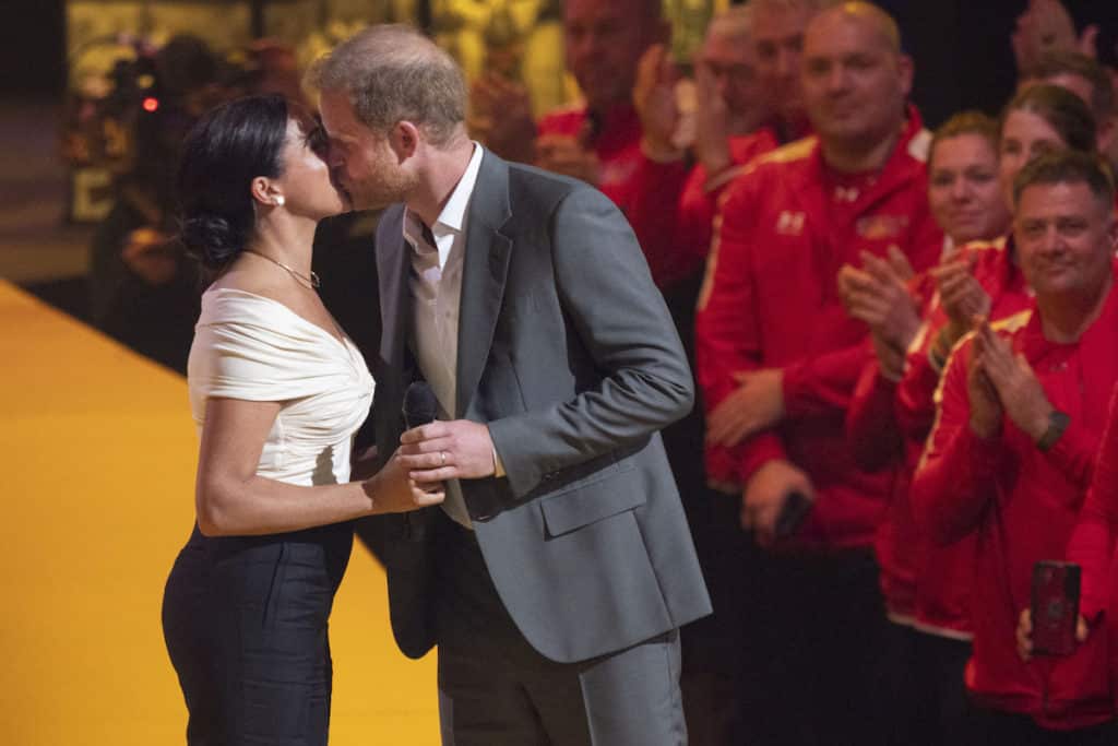 Herzogin Meghan und Prinz Harry küssen sich