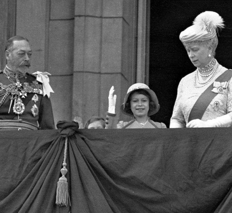Queen Elizabeth II mit ihrem Großvater König George