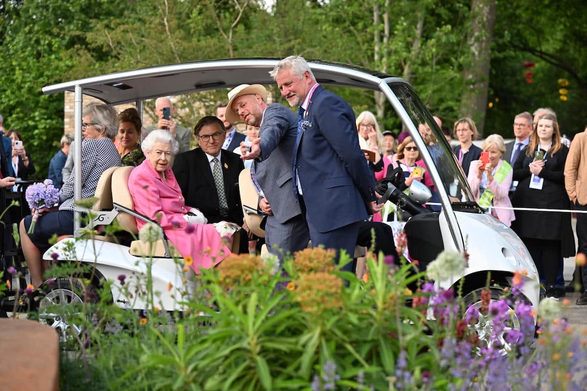 Queen Elizabeth im Golfwagen