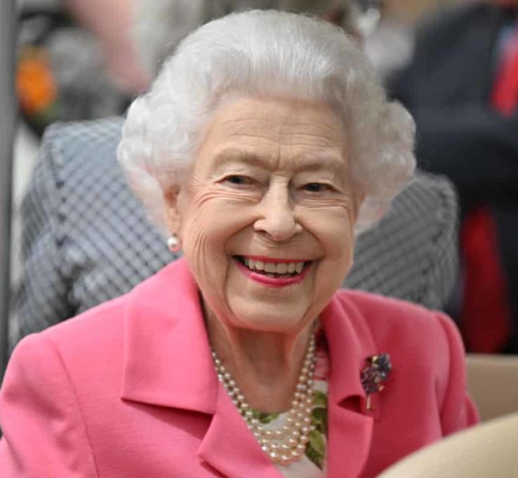 Queen Elizabeth fährt mit dem Golfwagen zur Blumenshow