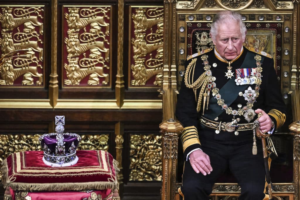 Ein symbolisches Bilder: Prinz Charles sitzt auf dem Thron neben der Imperial Crown