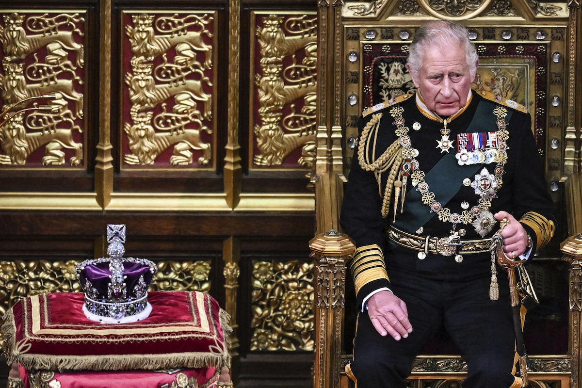 Ein symbolisches Bilder: Prinz Charles sitzt auf dem Thron neben der Imperial Crown
