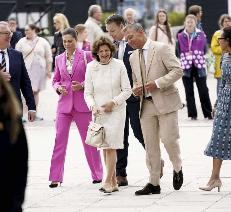 Kronprinzessin Victoria und Königin Silvia b ei der H22 City Expo