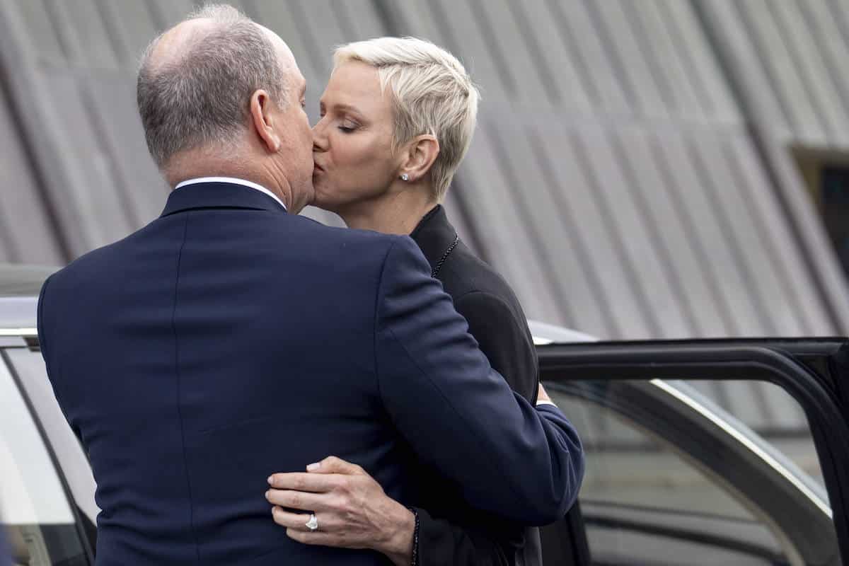 Fürstin Charlène küsst Fürst Albert