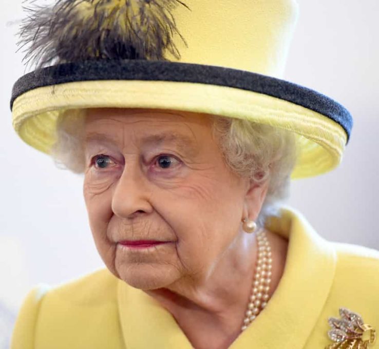 Queen Elizabeth: Flugzeug in Turbulenzen