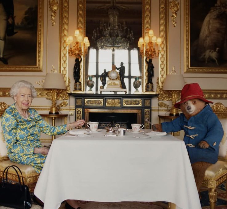 Queen Elizabeth mit Paddington Bär