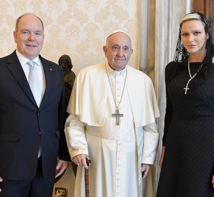 Fürstin Charlène: Outfit beim Papst-Besuch sorgt für Diskussionen