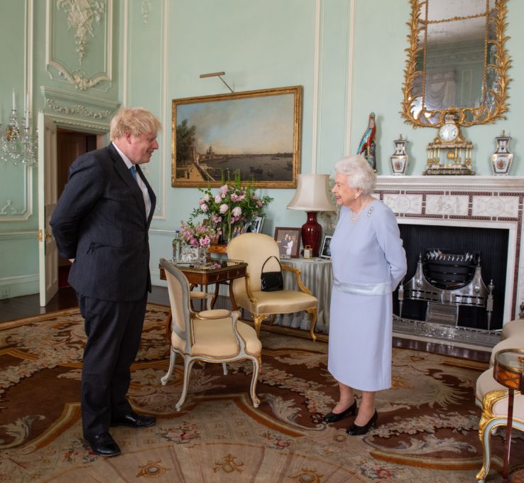Queen Elizabeth trifft Premierminister Boris Johnson zu einer Audienz im Juni 2021.