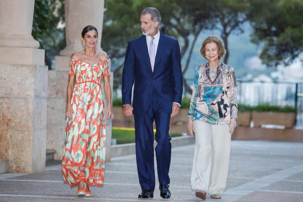 Königin Letizia im Sommer-Look mit König Felipe und Sofia