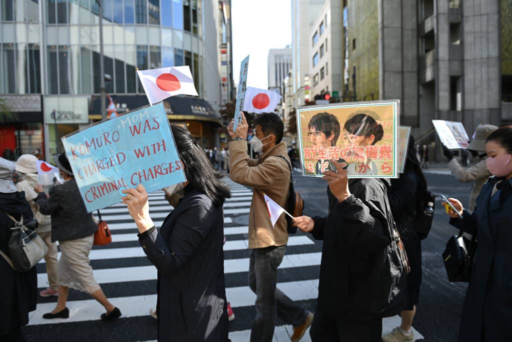 Demonstartionen gegen die royale Hochzeit von Mako und Kei.