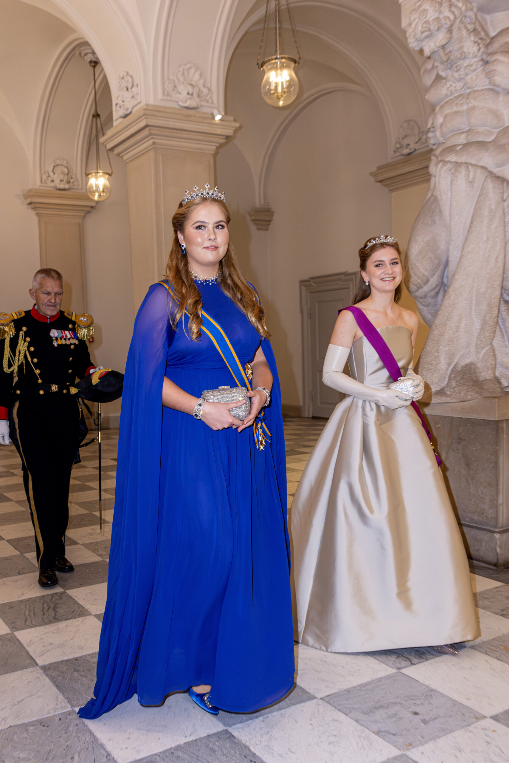 Prinzessin Amalia trägt ein Cape-Kleid in Blau