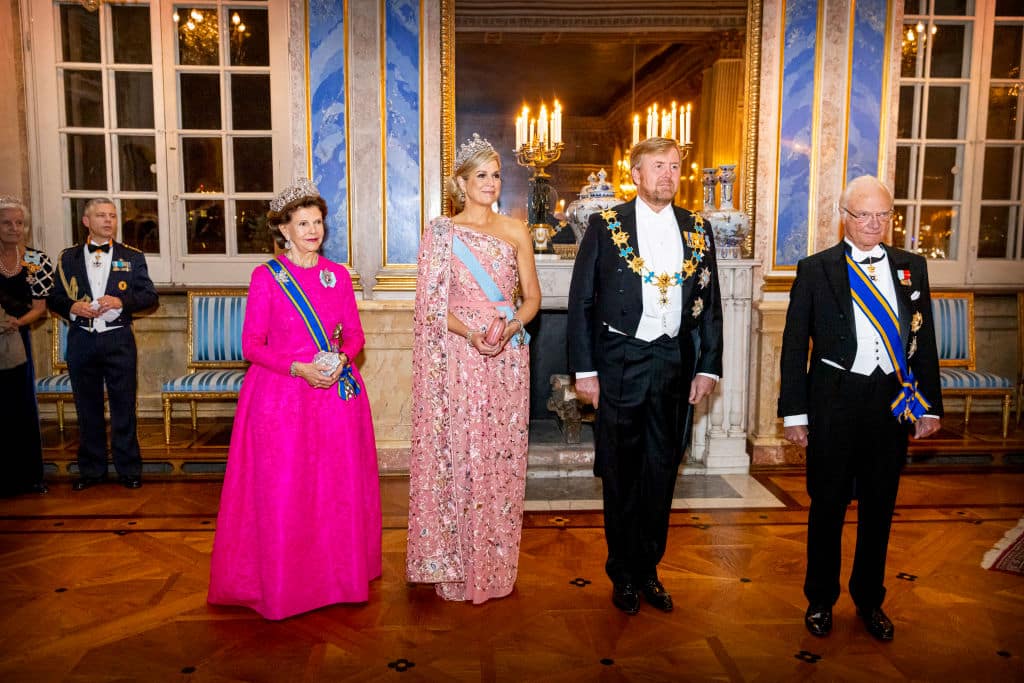 Beim Gala-Dinner beeindrucken Königin Maxima und Königin Silvia mit wertvollen Schmuckstücken.