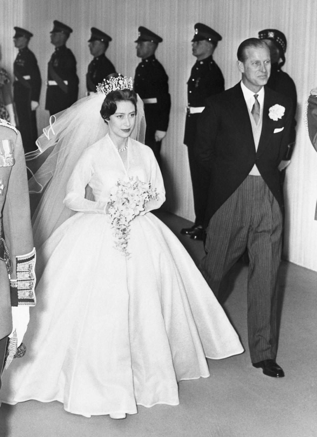 Prinz Philip führt Prinzessin Margaret zum Altar