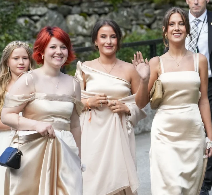 Die drei Töchter von Prinzessin Märtha Louise: Maud Angelica (rotes Haar), Emma Tallulah und Leah Isdora Behn (r). © picture alliance / ASSOCIATED PRESS | Cornelius Poppe