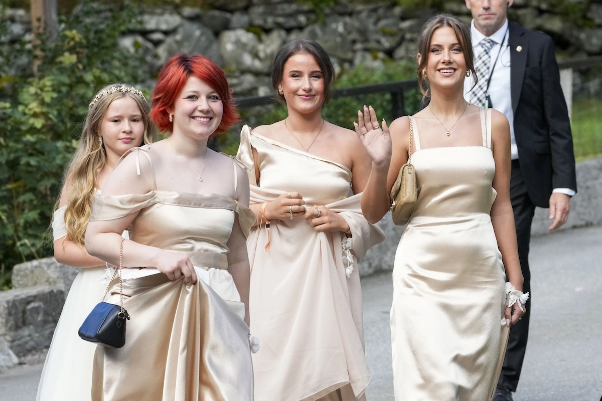 Die drei Töchter von Prinzessin Märtha Louise: Maud Angelica (rotes Haar), Emma Tallulah und Leah Isdora Behn (r). © picture alliance / ASSOCIATED PRESS | Cornelius Poppe