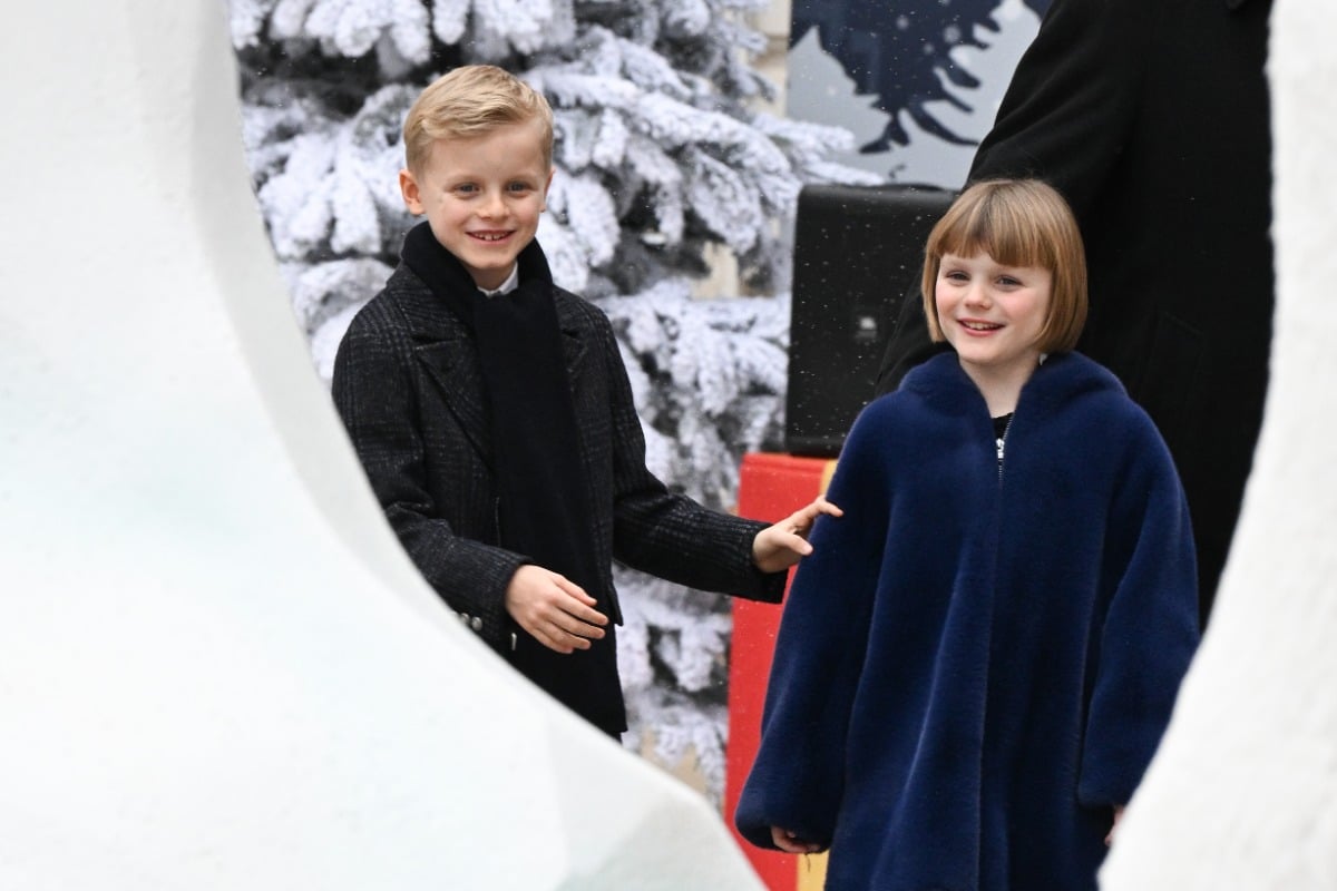 Prinz Jacques und Prinzessin Gabriella spielen Weihnachtselfen.