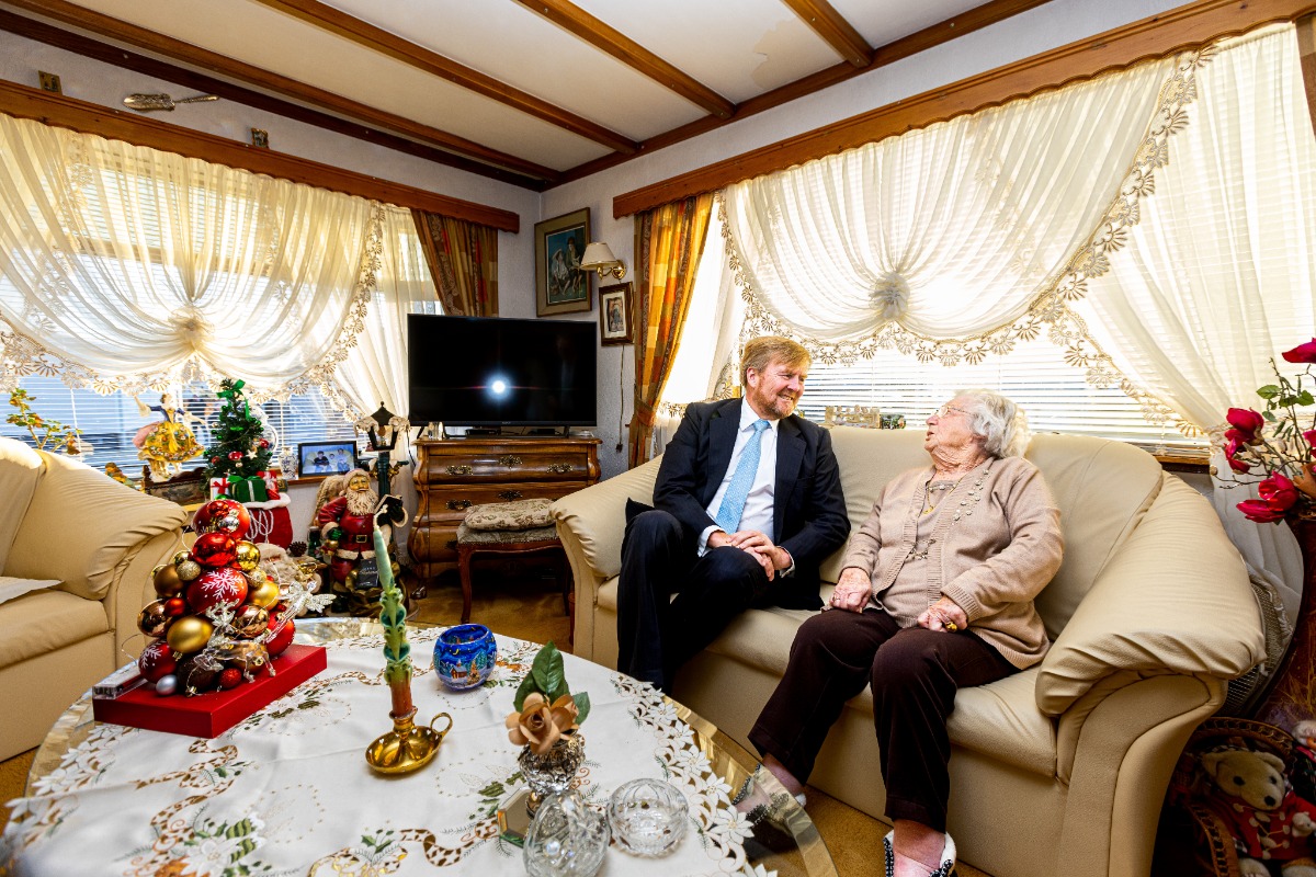 König Willem-Alexander wird herzlich von Tante Annie empfangen.