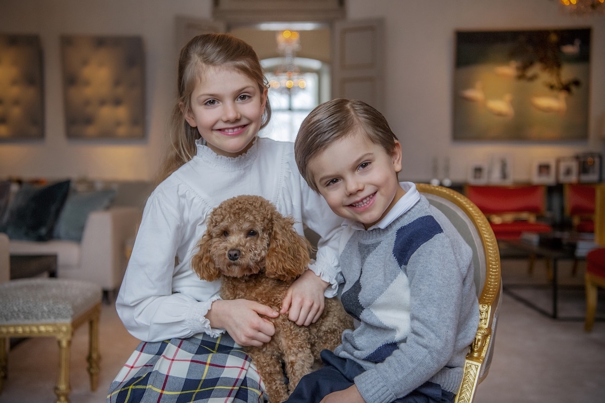 Prinzessin Estelle und Prinz Oscar mit Hund