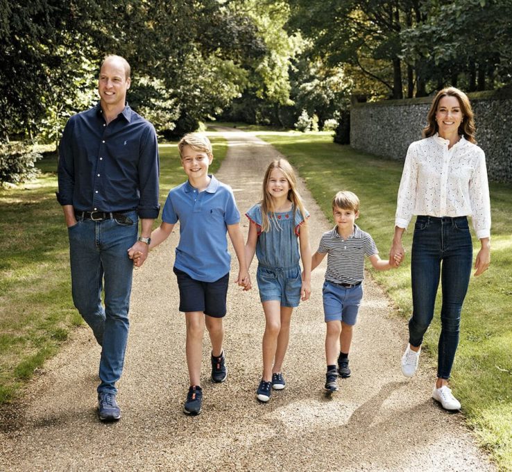 Foto für Weihnachtskarte 2022 Prinz William, Herzogin Kate, Prinzessin Charlotte sowie die Prinzen George und Louis
