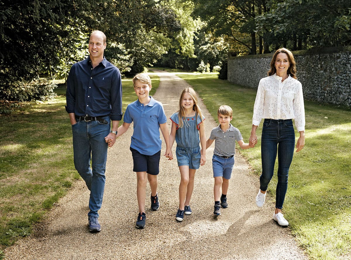 Foto für Weihnachtskarte 2022 Prinz William, Herzogin Kate, Prinzessin Charlotte sowie die Prinzen George und Louis