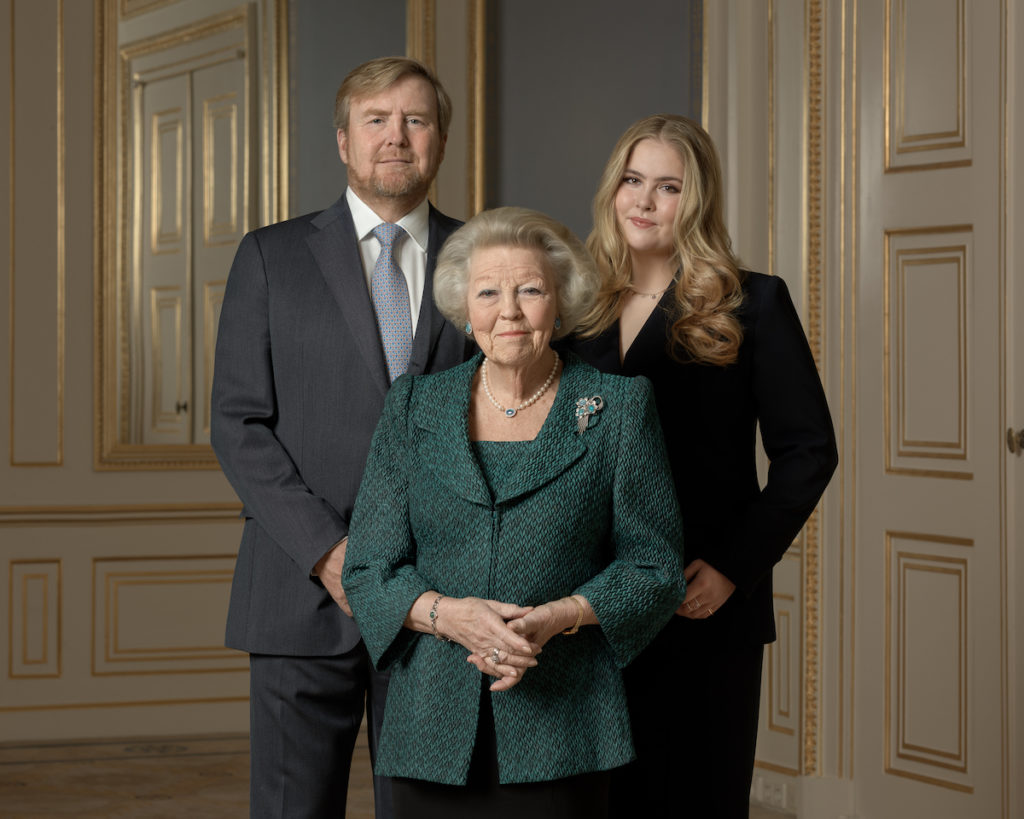 Prinzessin Beatrix mit Prinzessin Amalia und König Willem-Alexander
