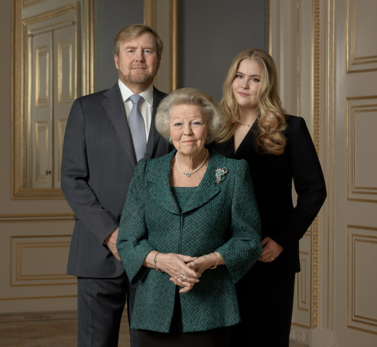 Prinzessin Beatrix mit Prinzessin Amalia und König Willem-Alexander