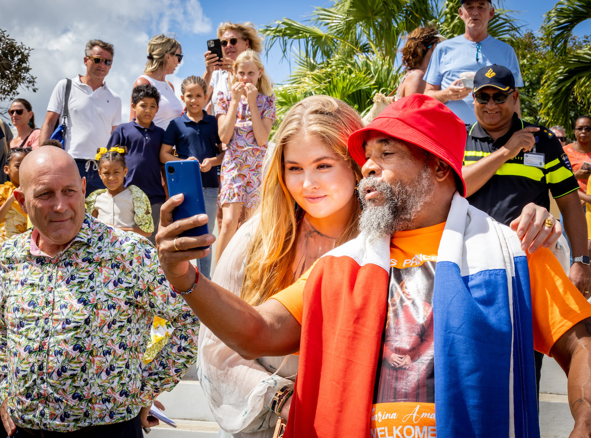 Prinzessin Amalia macht Selfie in in Kralendijk, Bonaire