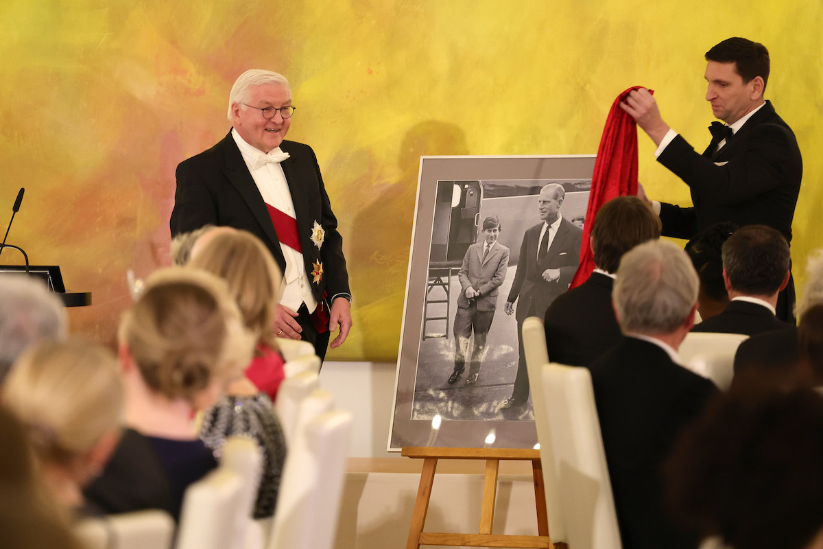 Bundespräsident Frank-Walter Steinmeier überreicht König Charles ein Geschenk