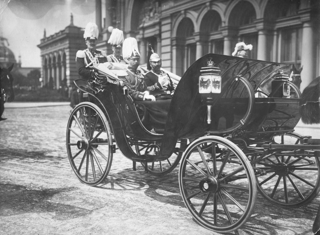 Die beiden Enkelsöhne von Queen Victoria, Wilhelm II. und George V., trafen 1913 das letzte Mal in Frieden aufeinander.