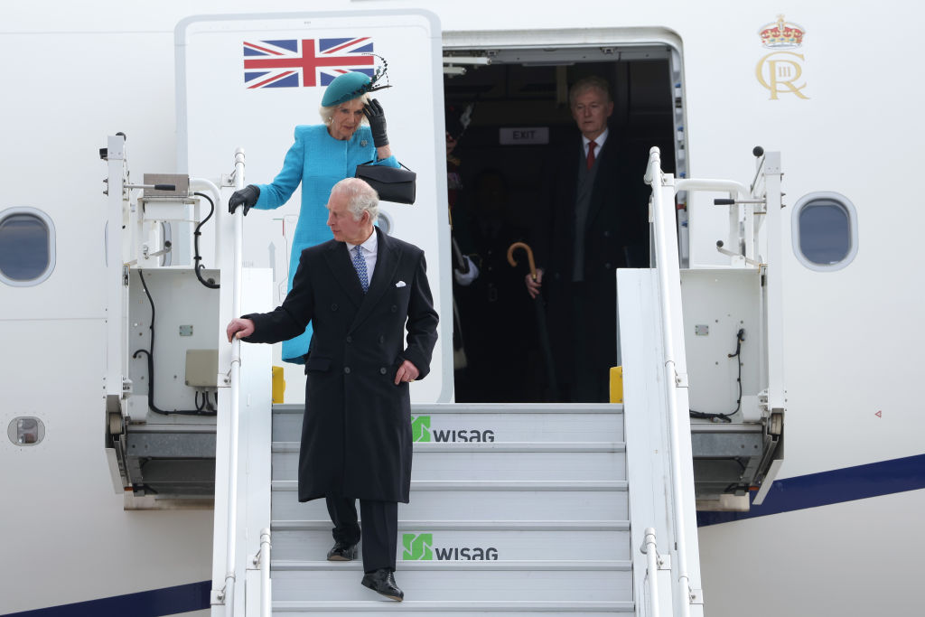König Charles und Königin Camilla verlassen ihr Flugzeug.